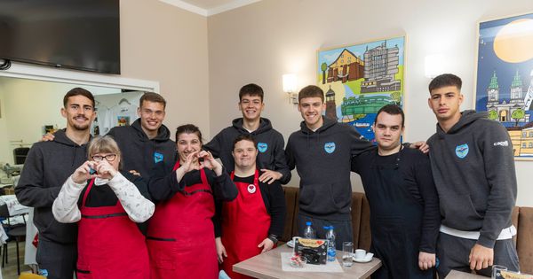 Fudbaleri Železničara za Vaskrs obradovali korisnike "Zvuci srca" i "Neven" /VIDEO, FOTO/