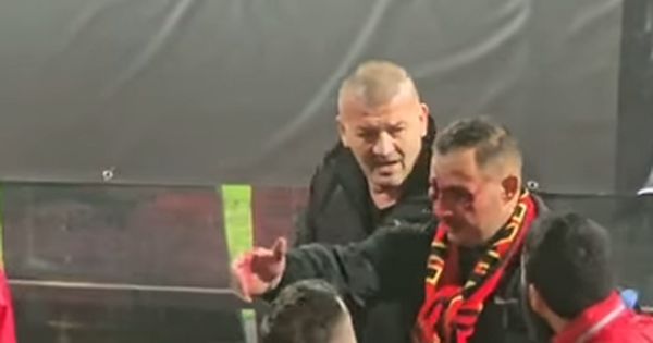 Nemile scene ne mestu istorijskog uspeha: Navijač u BiH obliven krvlju jurio obezbeđenje po terenu /VIDEO/