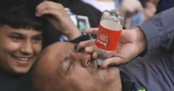Arsenal ponižen usred TV prenosa: Prazna flašica i navijač Sitija su hit na internetu /VIDEO/