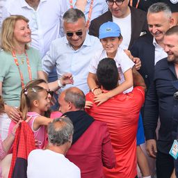 Najslađa slika Rolan Garosa: Kad vidite kako Stefan gleda i sluša Novaka na šampionskoj konferenciji... /FOTO/