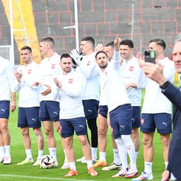 Orlovima vetar u leđa pred EURO! Hiljade navijača napravilo spektakl na prvom treningu: Gužva, baklje, ovacije i upad na teren zbog Piksija i fudbalera Srbije /FOTO, VIDEO/