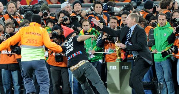 Da li znate ko jedini sme da dodirne pehar prvaka sveta? Jedan "smrtnik" je zbog kršenja "svetog" pravila proveo noć iza rešetaka