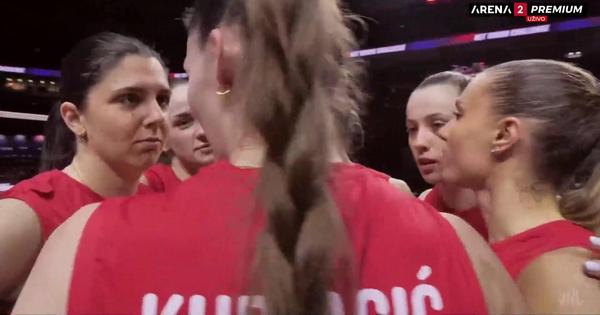 Simpatična scena u Areni: Naše odbojkašice "sklapale dogovor", a onda je prišao kamerman...