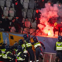 Alarmi odzvanjaju, ali niko ne napušta stadion: Potpuni haos u Švedskoj! Huligani prekinuli meč za titulu, domaćin na kraju slavio /FOTO/