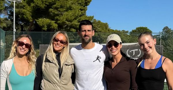 Svi se pitaju ko su četiri lepotice sa kojima se slikao Novak Đoković /FOTO/