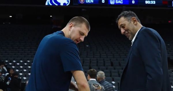 Kad se Srbi sastanu: Divac došao da gleda Jokića, pa tražio da mu vidi ožiljke na ruci! /VIDEO/