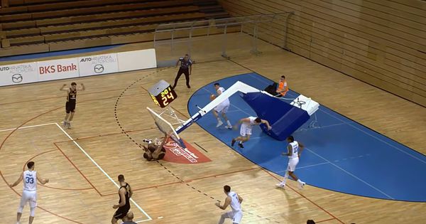 Jeziva scena u Hrvatskoj: Koš umalo pao na košarkaša, utakmica prekinuta /VIDEO/