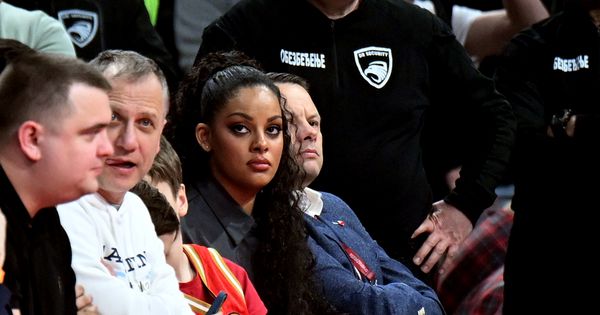 Atraktivna devojka ukrala šou iz prvog reda na Zvezda – Fenerbahče /FOTO/