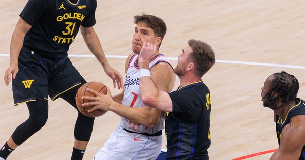 Au, šta je pogodio Bogdanović: Srbin ubacio trojku sa pola terena i ostavio Amerikance u čudu /VIDEO/