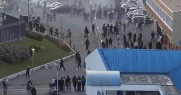 Prvi snimci haosa van stadiona: Evo kako je došlo do tuče između navijača Zvezde i policije /VIDEO/