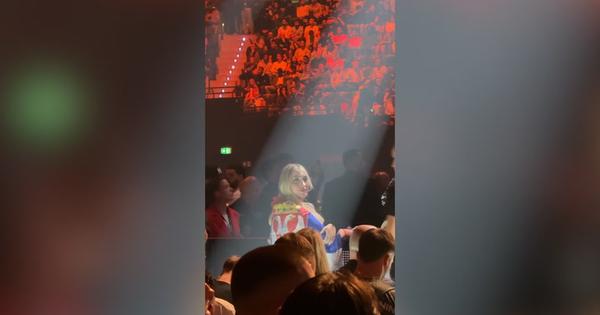 Srbi u Roterdamu sa zastavama dočekuju Miloša u ringu!