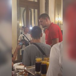 "Joj, nemojte ljudi, molim vas više!" Hit scena u Skupštini: Nikola Jokić napustio žurku na balkonu da bi večerao /VIDEO/