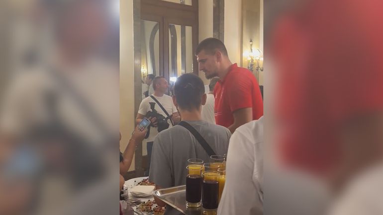 "Joj, nemojte ljudi, molim vas više!" Hit scena u Skupštini: Nikola Jokić napustio žurku na balkonu da bi večerao /VIDEO/