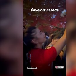 Šampionski, nema šta: Ivana Španović oduševila sve na dočeku, nije bila na balkonu - nego je iz mase klicala kolegama! /VIDEO/