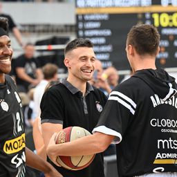 Ceo Čačak na nogama, stigao im je Aleksa! Avramović doneo srebro sa Mundobasketa u svoj grad i izazvao oduševljenje: Ovo je centar sveta! /VIDEO/