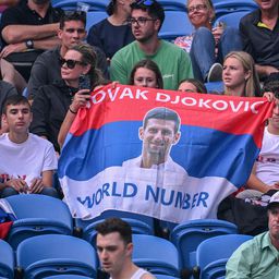 Novak ima ogromnu podršku u Melburnu: Pune tribine Srba, na zastavama Novakov lik i poruke podrške /FOTO/