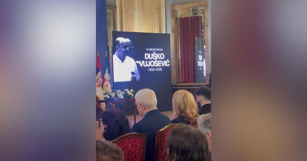Poslednje zbogom legendi: Komemoracija Dušku Vujoševiću završena uz njegovu omiljenu pesmu