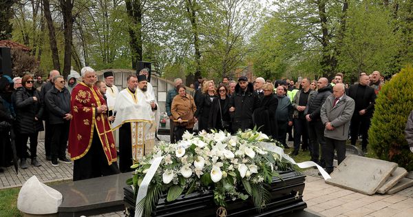 Duško Vujošević sahranjen uz taktove predivne Đoletove pesme: Putuj u neki bolji svet!