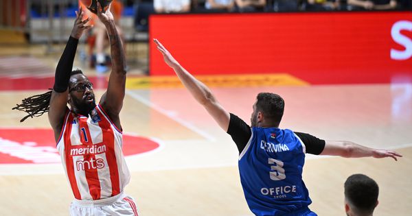 "Isprašio bih ti gu*icu, čoveče!" Džon Braun je imao kratku epizodu u Zvezdi, ali i dalje pamti sukob s navijačima Partizana: Skočiću u publiku, biće film! /VIDEO/