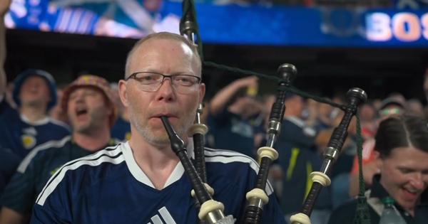 Ljudi, šta je, bre, ovo?! Čovek je uneo instrument na stadion, dok u Srbiji ne možete sa kovanicama na tribine /FOTO/
