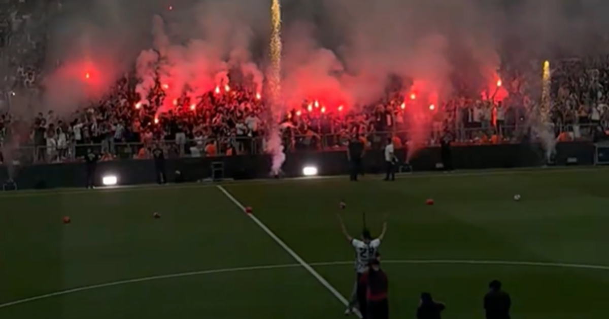 Vlahovića dočekale krcate tribine Bešiktaš parka, on ih zapalio kada je uzviknuo: 
