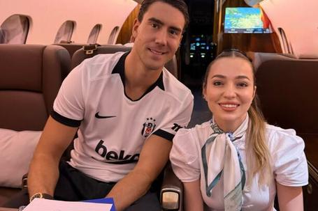 "Prvi put sam videla ovako nešto!" Prelepa stjuardesa ispratila Vlahovića u Istanbul, pa se oglasila na društvenim mrežama: Nagovorili su me na to /FOTO/