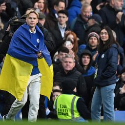 Mudrik i zvanično stigao u Čelsi, ogrnuo zastavu Ukrajine i zakoračio na stadion gde je "do juče" vlasnik bio Rus /VIDEO/