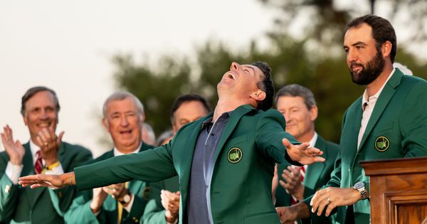 "I dalje odgovara!" Rori ponovo u zelenom sakou, uz rame sa Vudsom i Niklausom!