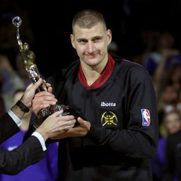 Amerika se poklonila Nikoli Jokiću! Srbinu uručen treći MVP pehar - pogledajte samo ove emocije u Denveru /VIDEO/