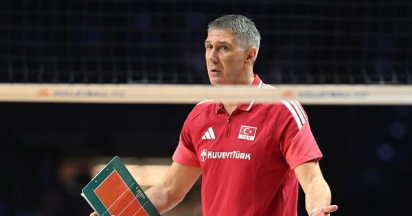 "Ne menjajte našu taktiku, bre!" Boba Kovač na srpskom završio grdnju turskih odbojkaša usred Arene /VIDEO/