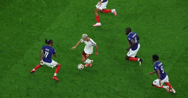 Ide Dani Olmo, a njih samo četvorica! Hit slika sa polufinala Mundijala, Španac naterao Francuze da se sudaraju od muke! (FOTO)