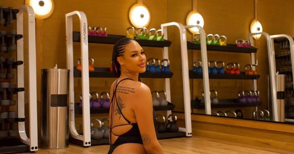 "Imam 2,03 metra i obožavam da vodim ljubav!" Košarkašica "Amazonka" počela da prodaje vrele slike i snimke i napravila lom /FOTO/