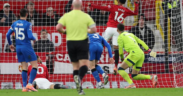 Kiša golova na Old Trafordu: Petrović i Bornmut primili četiri komada od Junajteda, ali isto toliko dali za novi bod u Premijer ligi /VIDEO/