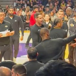 Lebron "izbacio" navijača iz hale! /VIDEO/