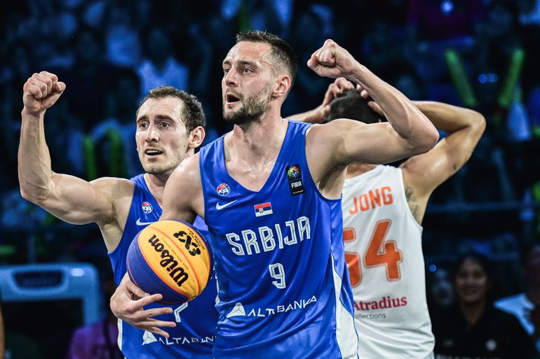 Stefan Milivojević i Marko Branković posle pobede Srbije protiv Holandije u finalu FIBA Kupa šampiona