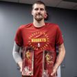 Prvi ikad! Nikola Jokić primio dve NBA nagrade, pa prekorio ligu: Cenim ovo, lepo je, ali njegovu siluetu treba da stave ovde! /VIDEO/