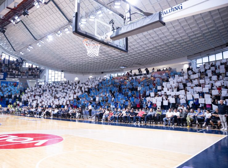 Skandal u Crnoj Gori! Navijači Budućnosti napravili haos u Nikšiću: Prekinuta i otkazana utakmica