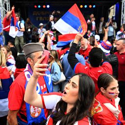 Gelzenkirhen izgoreo! Srbi preplavili trg, sukob sa Englezima i Albancima, a utakmica nije ni počela /VIDEO/