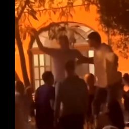 Jokić i Bobi lumpovali u Somboru! Popeli se na sto na nastupu legendarne pevačice /VIDEO/