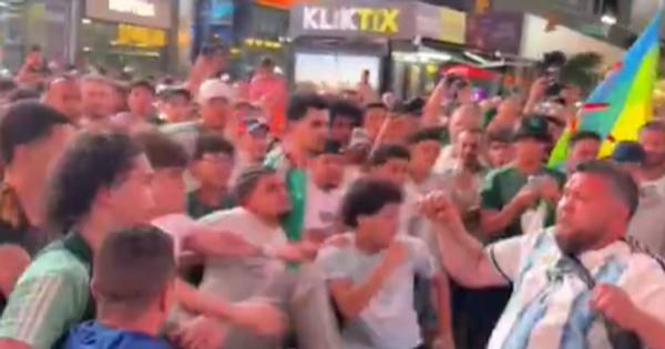 Brutalna tuča na Tajms Skveru! Sevale pesnice, Alžirci i Argentinci se pobili pred okršaj na Mundijalu /VIDEO/