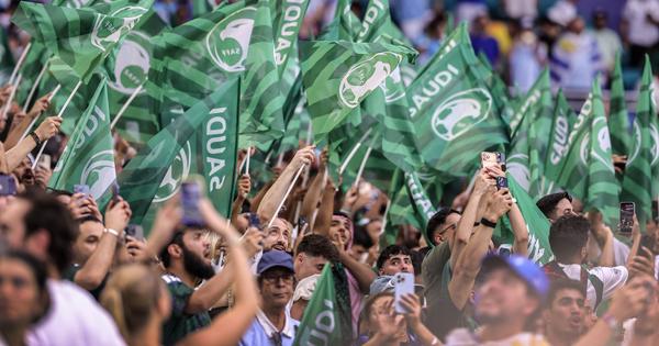 Detalj sa Mundijala koji je zbunio sve navijače! Zašto zastave na meču Saudijske Arabije i Urugvaja nisu smele da dodirnu travu? Iza svega stoji sveto pravilo!