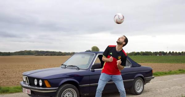 Mundijalsko ludilo kakvo se ne pamti! Navijač je oblepio auto sa 4.000 Panini sličica, a drugi je BMW iz 1982. ukrcao na brod i prešao okean da bi gledao Belgiju! /VIDEO/