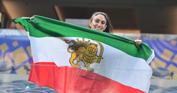 Protesti i tenzije na Mundijalu! FIFA zabranila Irancima zastavu, ovo je objašnjenje /FOTO/