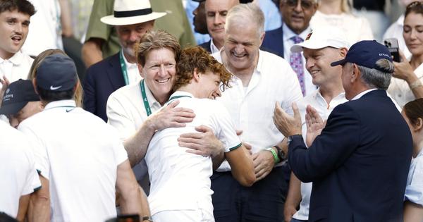 "Bilo bi bolje da igram tenis!" Siner u neobičnom izdanju posle osvajanja Vimbldona, otkrio zanimljiv detalj: Četiri puta sam padao
