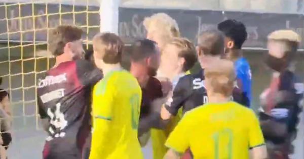 Ludilo u evropskim kvalifikacijama: Kanga dao gol i momentalno je nastao haos na terenu! Sudija odmah pokazao tri direktna crvena kartona /VIDEO/