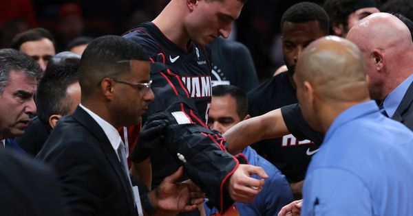 Au, kakav pad! Jović pokušao da zakuca, pa doživeo povredu: Ludi Srbin, smeje se dok je krvav! /VIDEO/