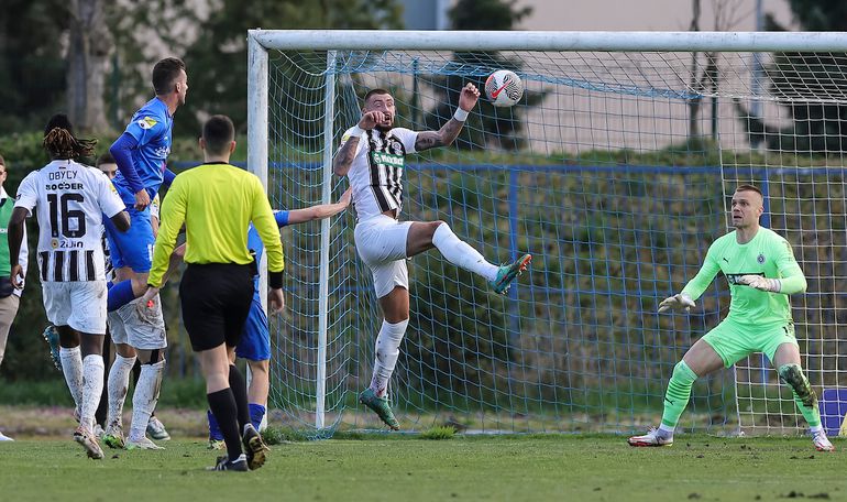 Hladan tuš za crno-bele na isteku poluvremena: Ovo je gol kojim je Bojić šokirao Partizan u Lučanima /VIDEO/