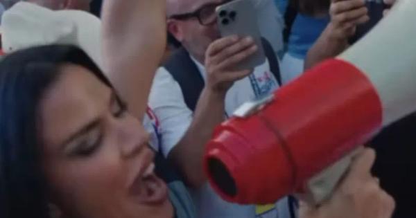 Ludnica u Dalasu: Ivana Knol uzela megafon u ruke i zapalila Amere pred Engleska – Hrvatska! Pogledajte šou najpoznatije navijačice /VIDEO/