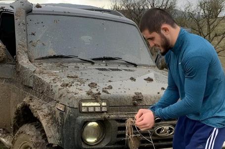 Zarađuje milione i svi ga se plaše, a počeo je u automobilu od 1.000 evra! Priča o UFC šampionu iz Rusije kog je samo Lada Niva mogla da odveze do škole i na treninge!