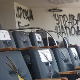 Haos u Humskoj! Navijači Partizana upali u svečanu ložu i kompletno je demolirali: Isečene fotelje i grafiti kao nova poruka upravi /FOTO/